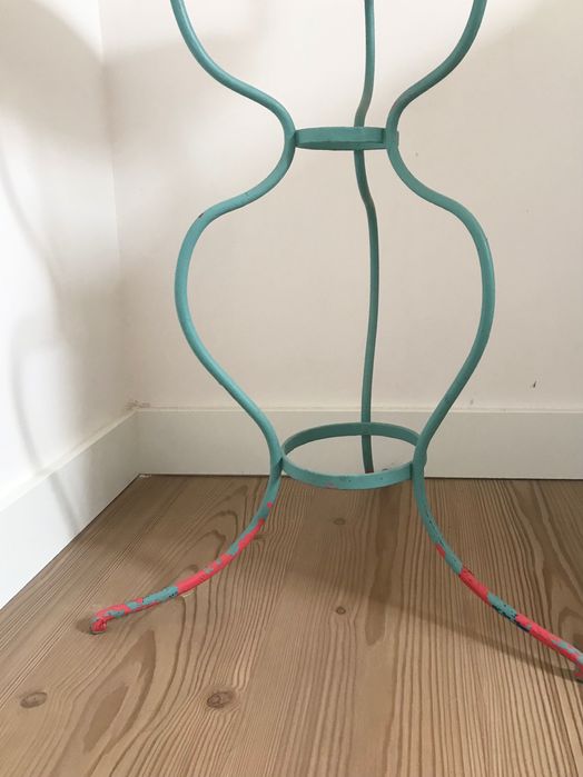 Mesa de ferro e pedra antiga