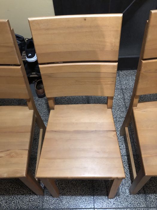 4 krzesła do jadalni i salonu - pełne drewno, wymagają lekkiej naprawy