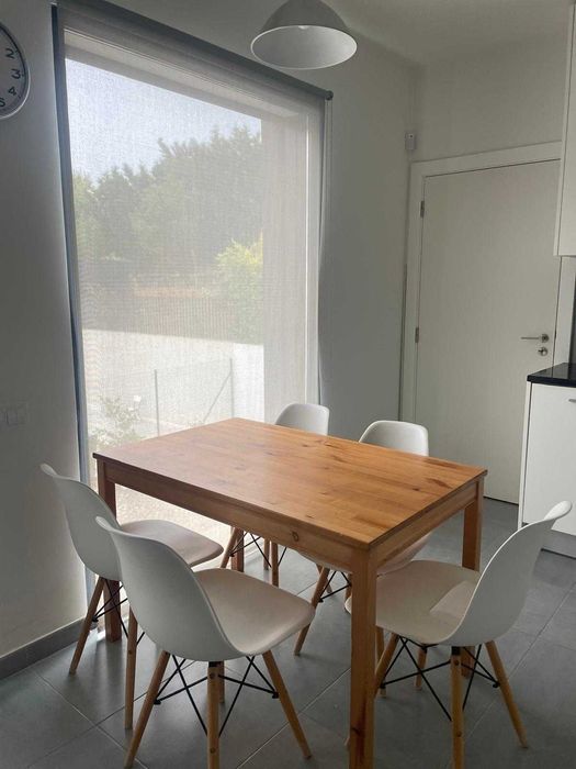 Vendo Conjunto de mesa e 5 cadeiras – estilo moderno e funcional