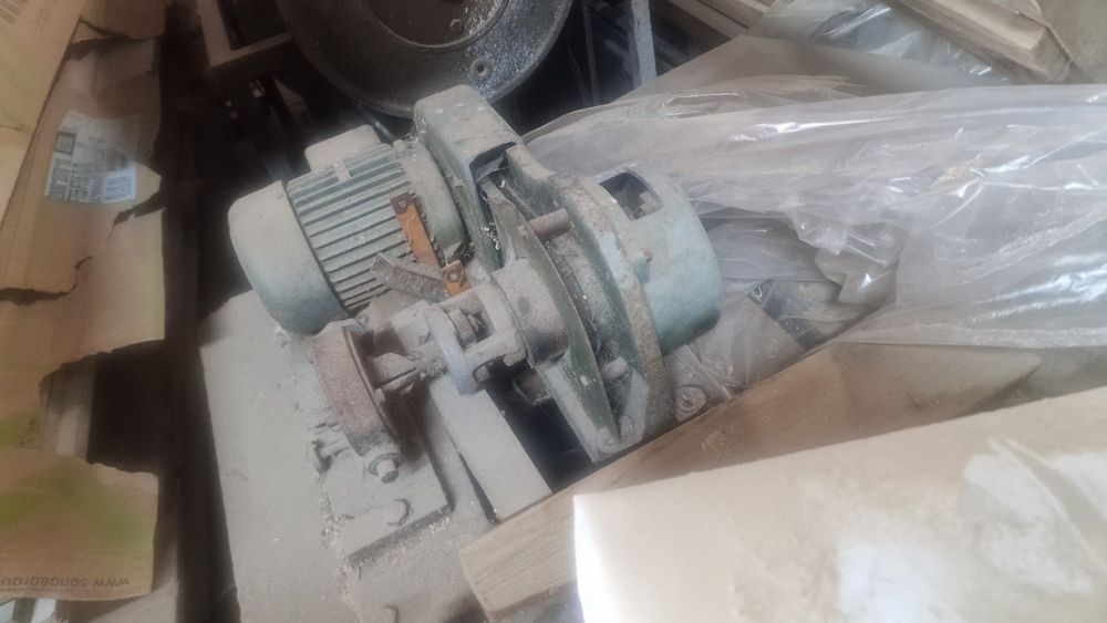 Maquina para fazer cavilhas e cortar