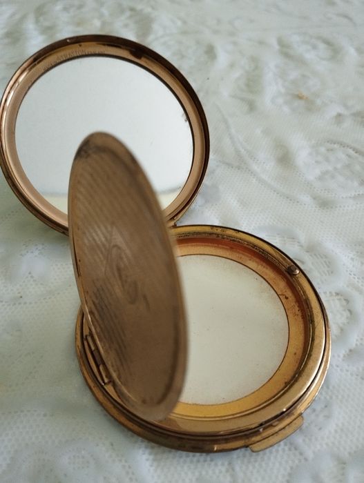 Винтажная  пудреница позолоченная.