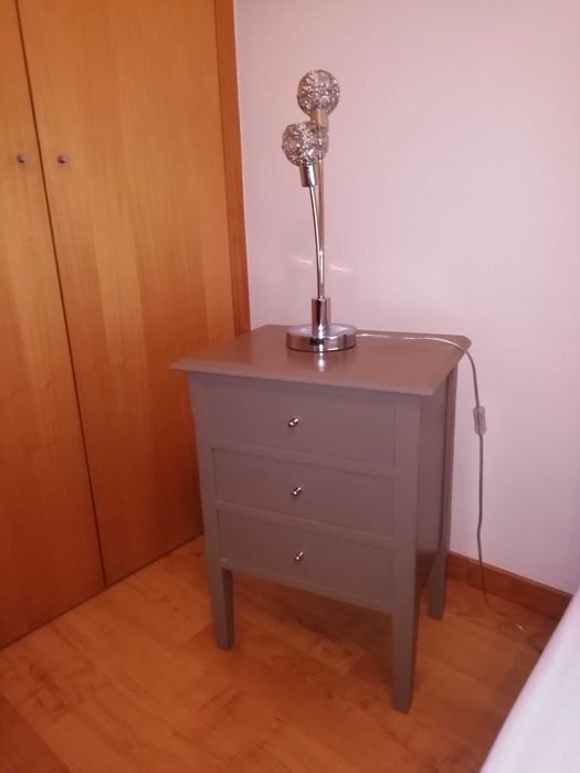 Vendo conjunto de mesas de cabeceira mais comoda.