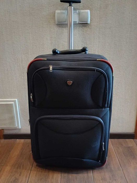 Текстильный чемодан британского бренда IT Luggage (International Traveller) размер 67х43х25 см