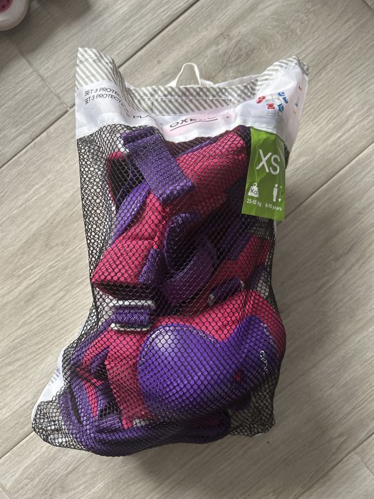Conjunto de patins, capacete e acessorios de proteção e segurança.
