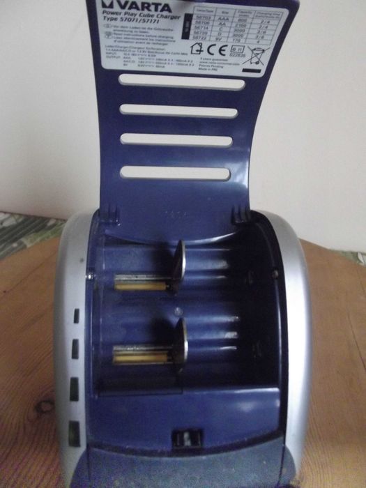 Зарядний пристрій універсальний-VARTA