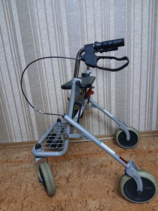 Продам ходунки на колесах