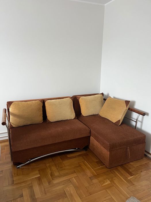 Narożnik z poduchami w kolorze brązowym