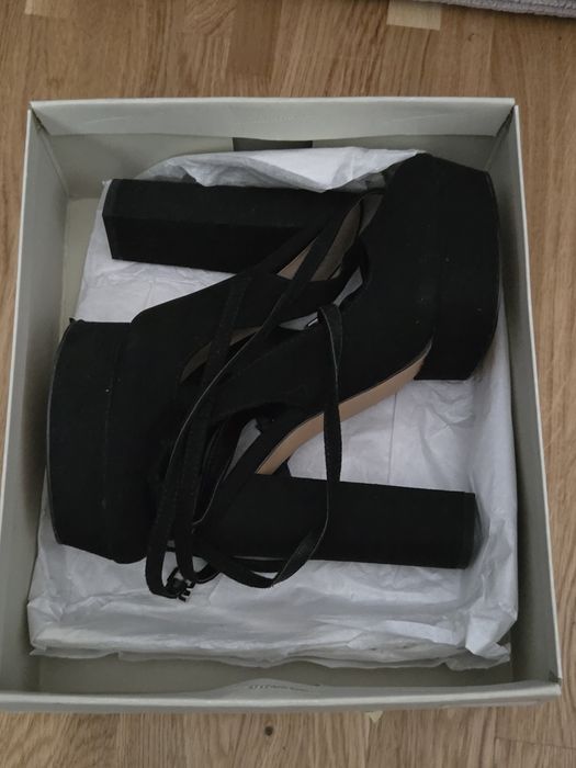 Czółenka na słupku EVEN&ODD