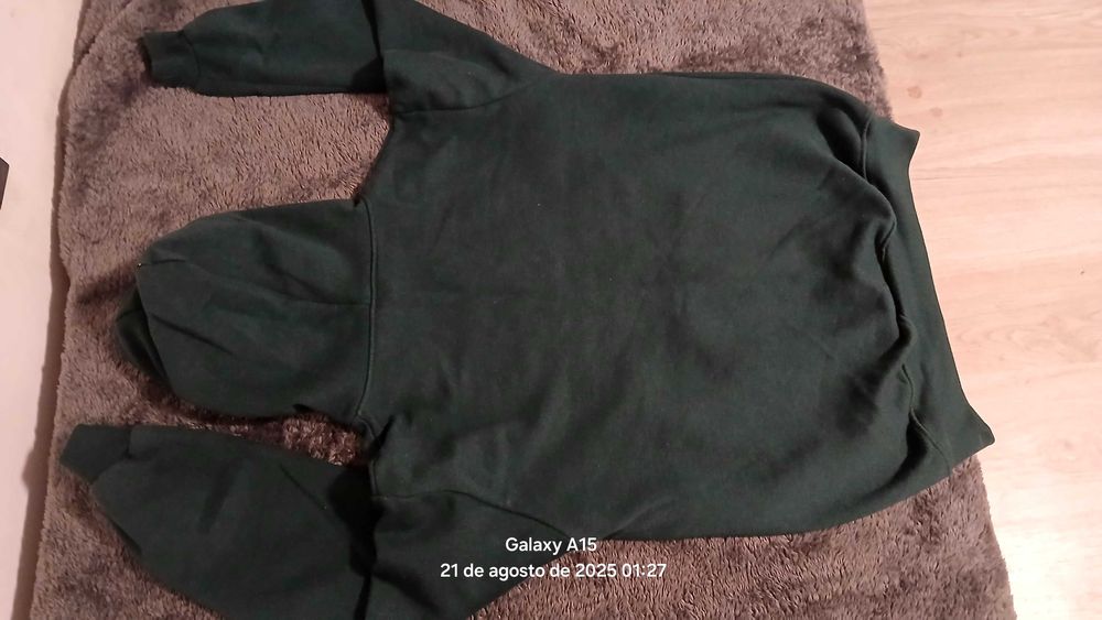 Roupa de marca em bom estado