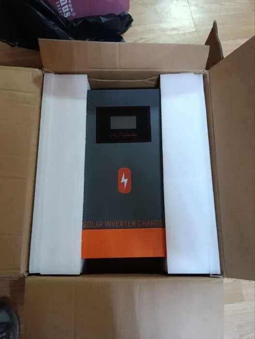 В наличии то что в описании. Гибридный солн. инвертор  и аккумуляторы.