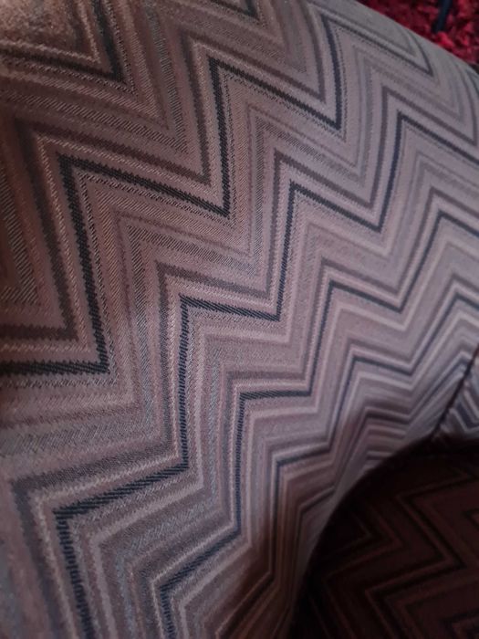 antiga e pequena poltrona