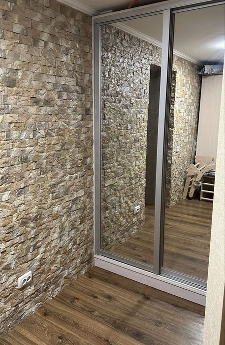 Простора 3-кімнатна квартира з джакузі, каміном та системою «Розумний дім».