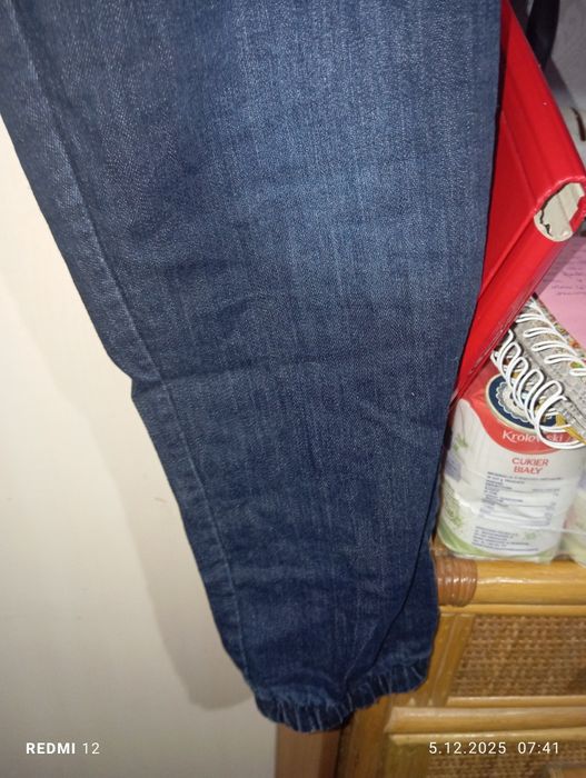Jeansy ściągacze na dole