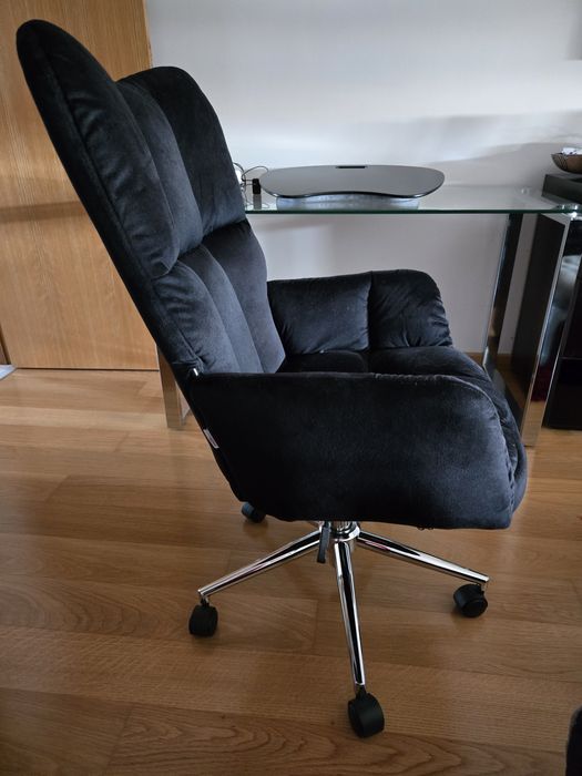 Cadeirão Giratório em Veludo Preto – Confortável e Elegante