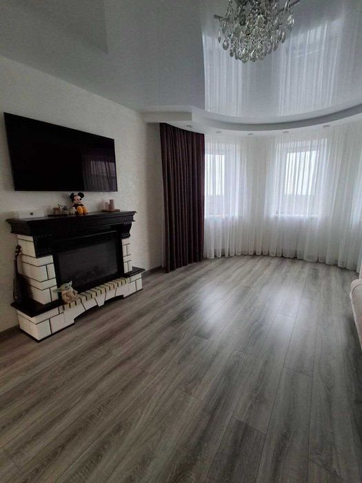 Простора 3-кімнатна квартира, район Польова