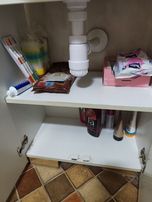 Szafka łazienkowa z umywalką i baterią