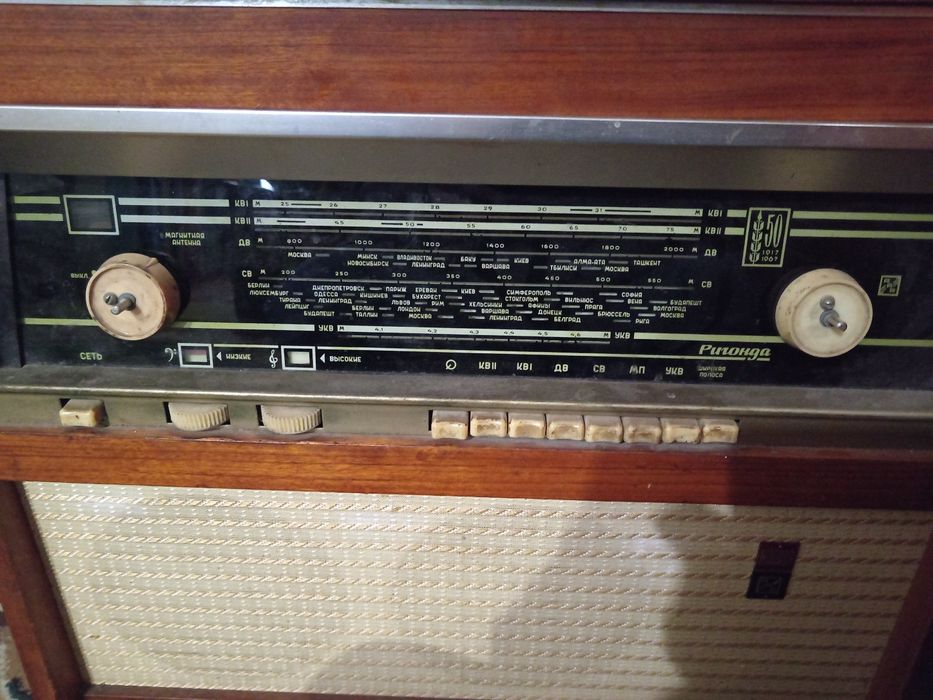 Ретро виниловый проигрыватель радиола ригонда