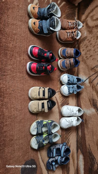 Zestaw bucików chłopięcych rozmiar od 21 do 24. 9 par.