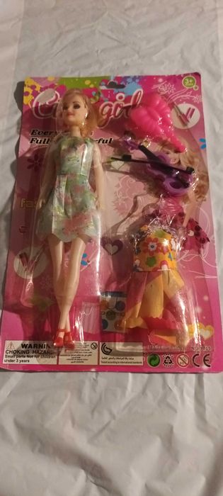 Boneca com Chapéu ou espelho ou violino