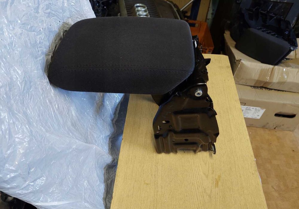 Podłokietnik czarny + stelaż Audi A4 B8