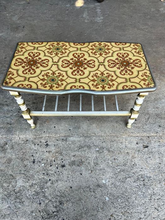 Mesa vintage com motivos azulejo