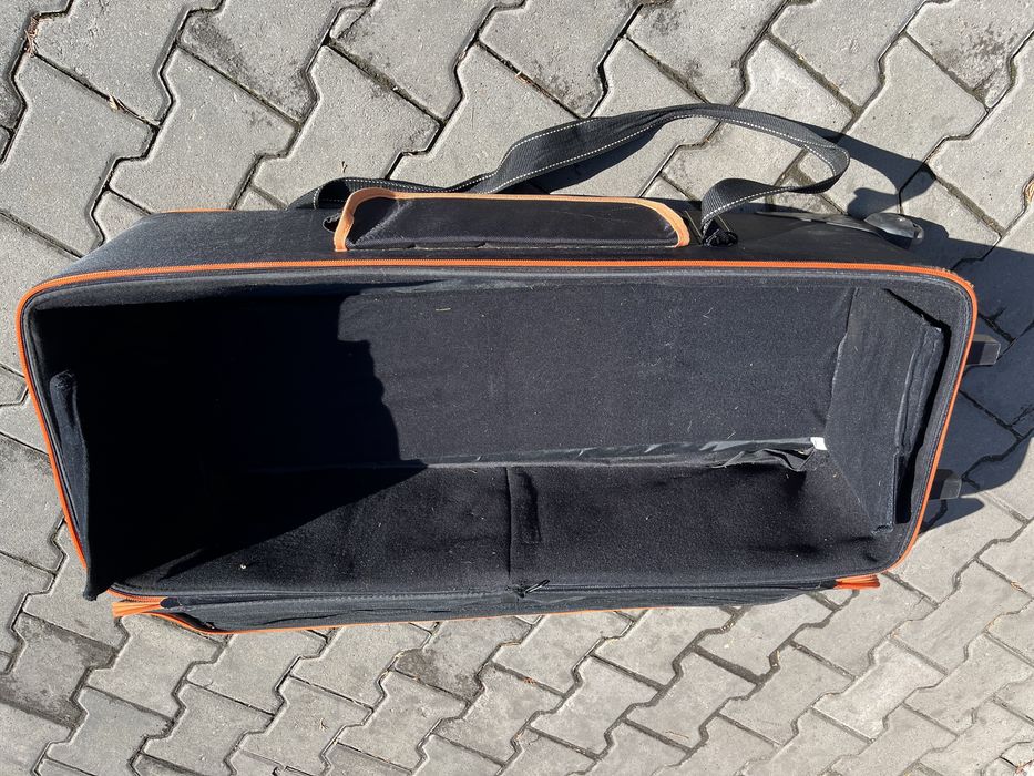 Велика валіза на колесах