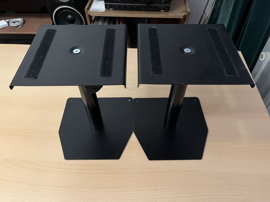 Statywy pod monitory studyjne