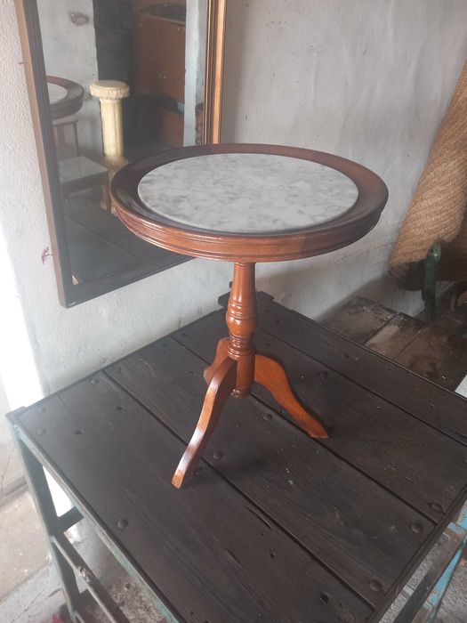 Mesa auxiliar clássica estilo velador, tampo em mármore branca, estrutura de madeira maciça, 1970 a 1990