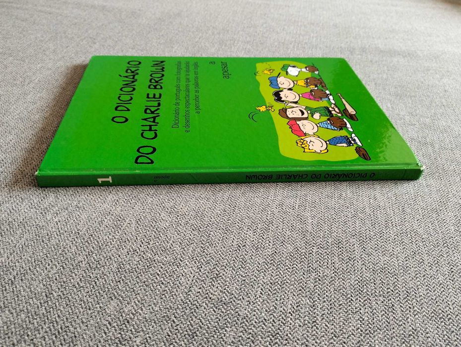 Livro "O dicionário de Charlie Brown português-inglês"