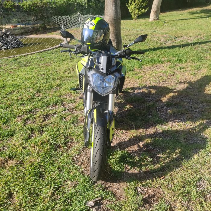 Yamaha MT 125 bom estado com capacete e casaco
