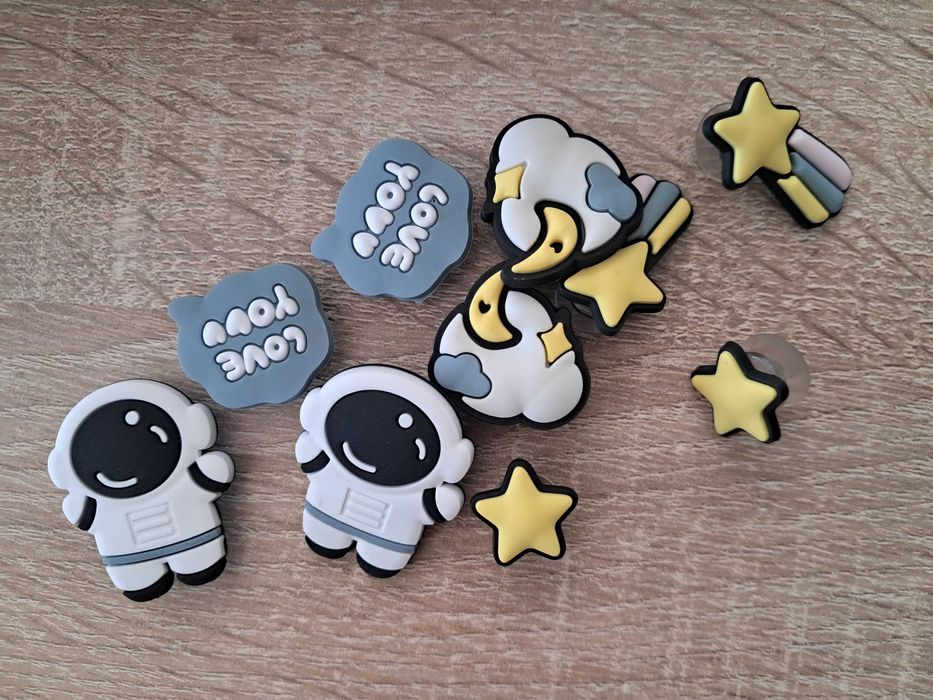 Klapki kryte typu crocsy z ozdobami r.41