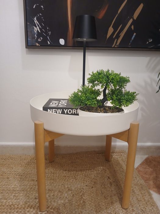Mesa de apoio em metal branca e pés em madeira