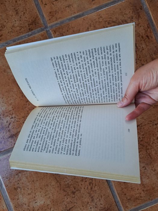 Vendo livro de Giulio Carlo Argan