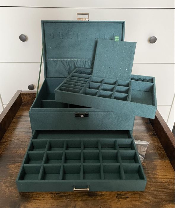 Elegancki zielony kuferek na biżuterię z zamknięciem na klucz