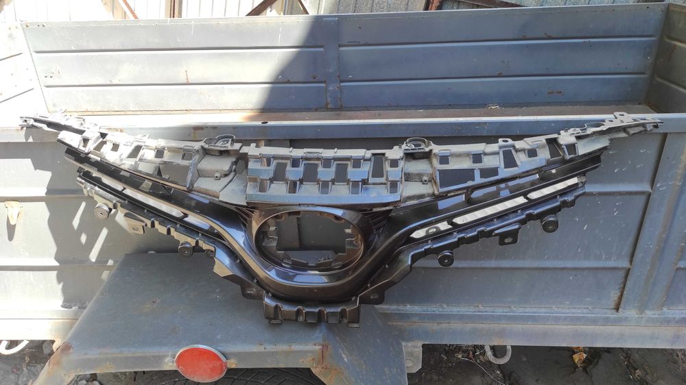 Продам решётку радиатора Тойота Камри 70 Европа