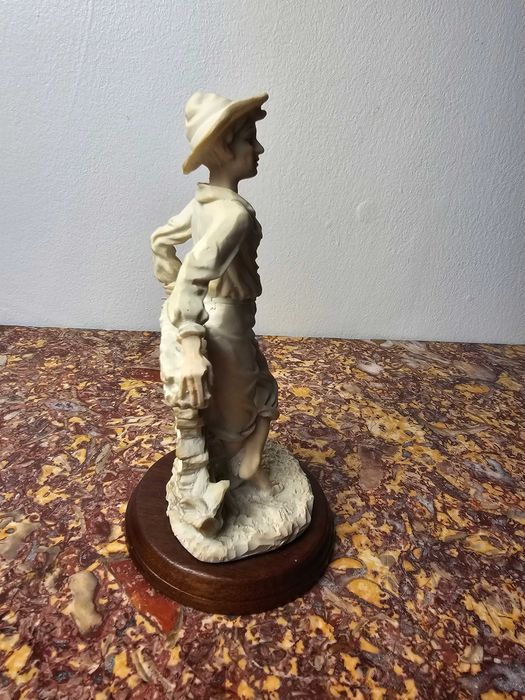 Włoska duża figurka piękna "Młody farmer" 19 cm