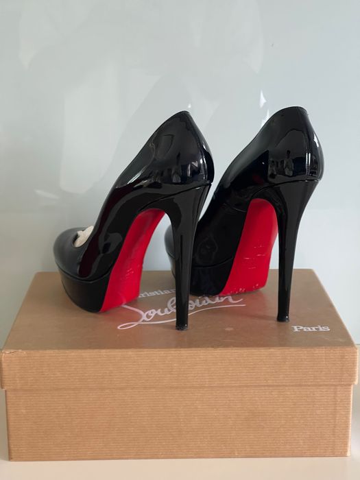 Christian Louboutin Bianca - Sapato de salto alto em verniz preto