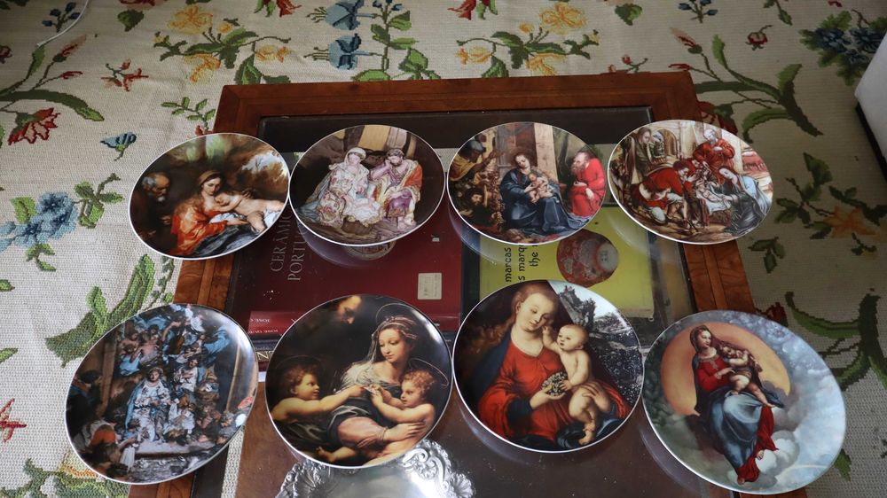 Vista Alegre - Dezasaseis pratos da colecção " Festa de Natal", Diferentes preços