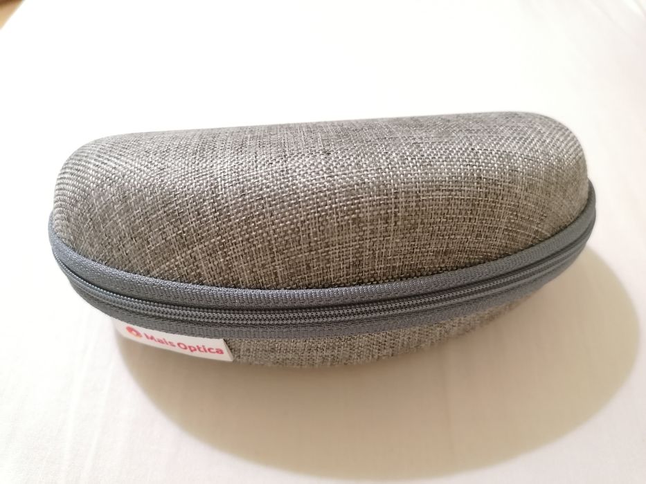 estojo protetor para óculos de sol.