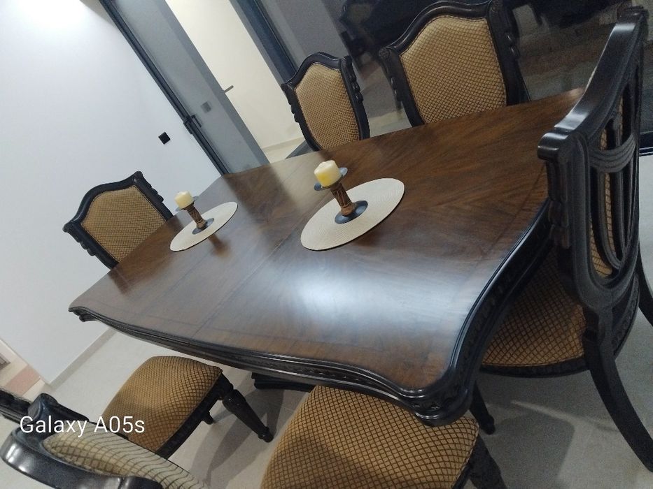 Conjunto de Mesa de Jantar Clássica em Madeira Maciça + 6 Cadeiras (Excelente Estado)