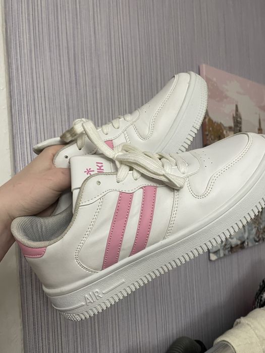 білі жіночі кросівки