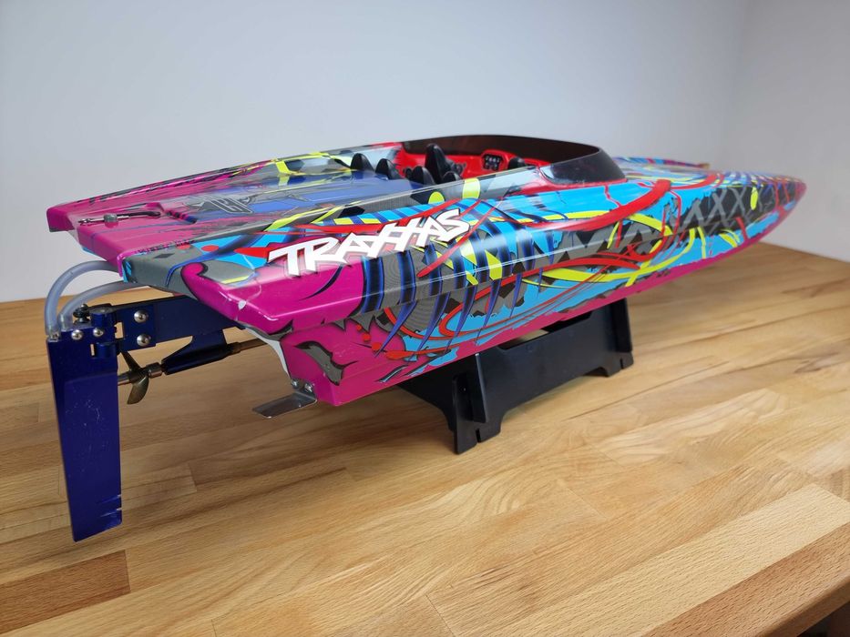 Model łodzi wyścigowej RC Traxxas DCB M41 Widebody Catamaran + pakiety