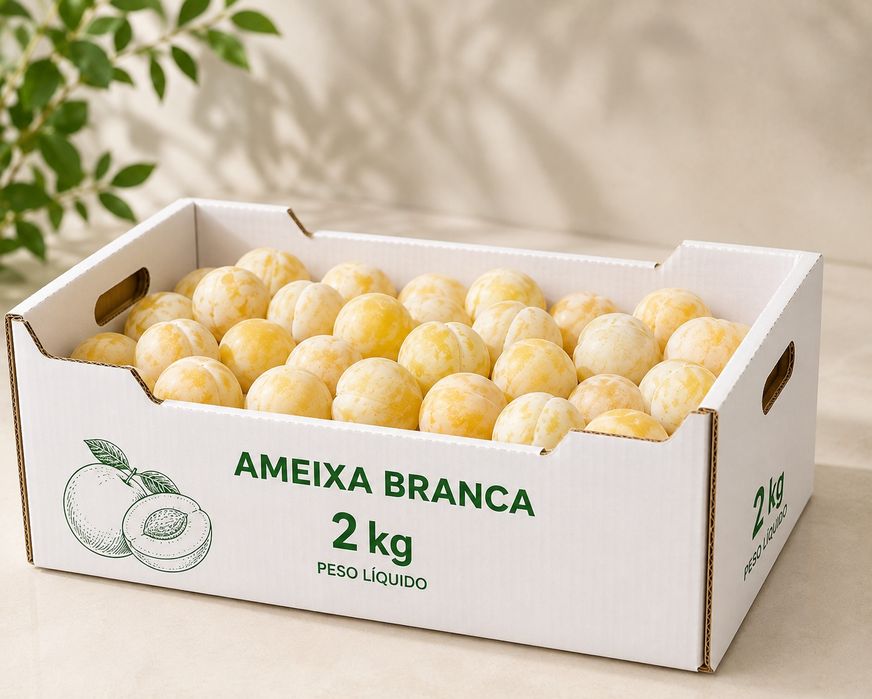 Caixas de ameixas pretas e ameixas brancas para entregas