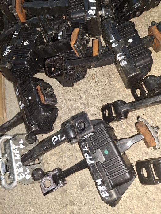 Обмежувач ограничитель відкриття дверей  BMW Е81,83,84,87,90,91,92,f20