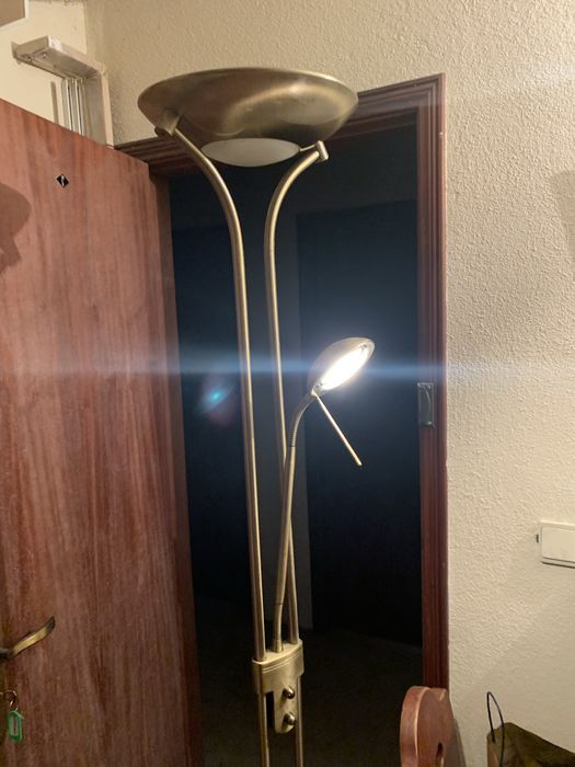 Candeeiro com pé alto