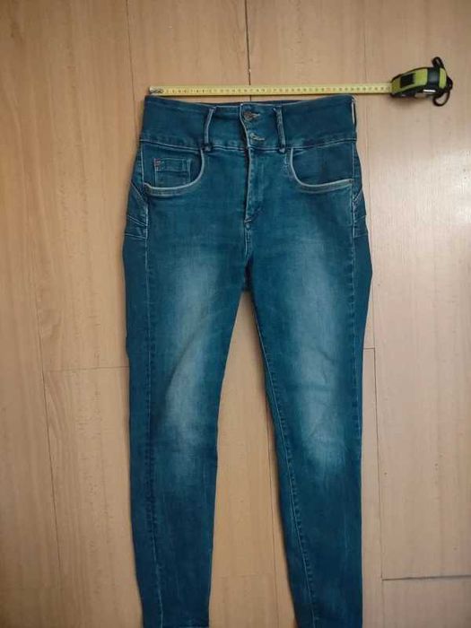 Calças de ganga da Tiffosi, especificamente o modelo Double-up da linha Denim Collection
