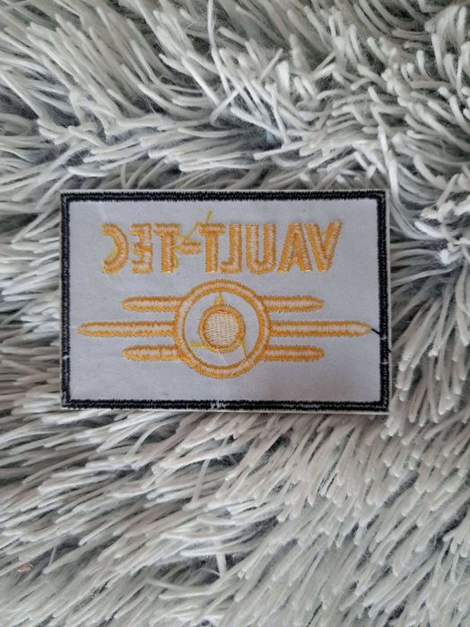 Naszywka wprasowanka Fallout Vault Tec czarna