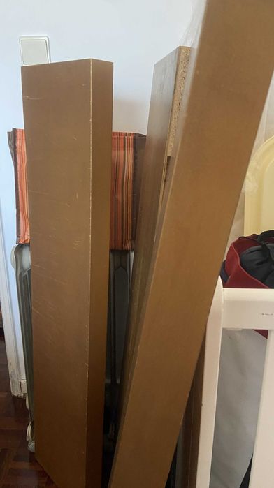 Estantes IKEA com suporte invisível