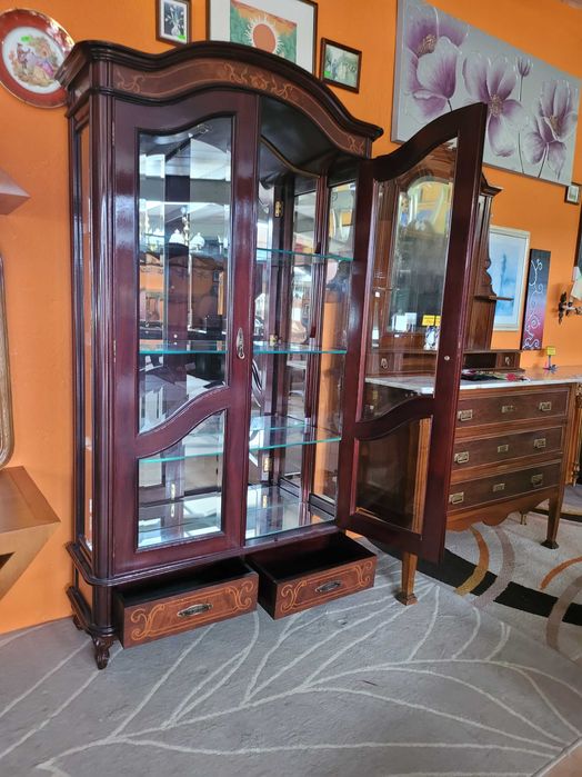 Cristaleira em madeira com fundo em espelho e prateleiras em vidro