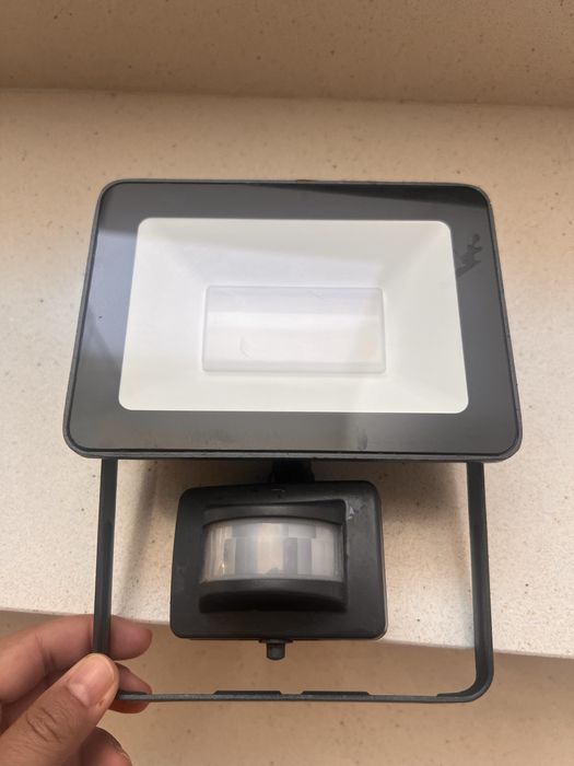 Projetor exterior com sensor